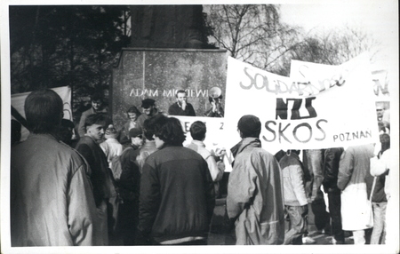 Fotografie manifestujących m.in. przed pomnikiem Adama Mickiewicza oraz rektoratem UAM w Poznaniu