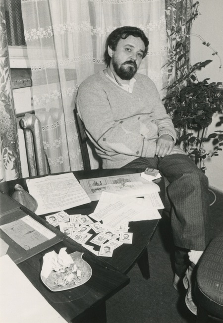 Andrzej Kucharski, jeden z czołowych działaczy rzeszowskiego oddziału „Solidarności Walczącej”. Zdjęcie wykonane podczas rewizji w jego mieszkaniu 24 kwietnia 1987 r. Rz_0_44_1106_t4_0387
