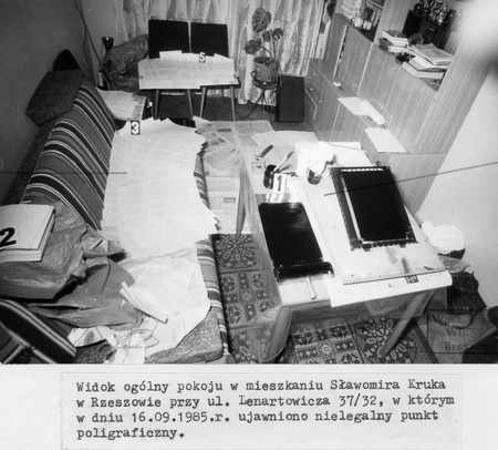 Likwidacja punktu poligraficznego w mieszkaniu Sławomira Kruka w Rzeszowie, przy ul. Lenartowicza 37/32, 16 września 1985 r., Rz_0_52_926 k. 57_1
