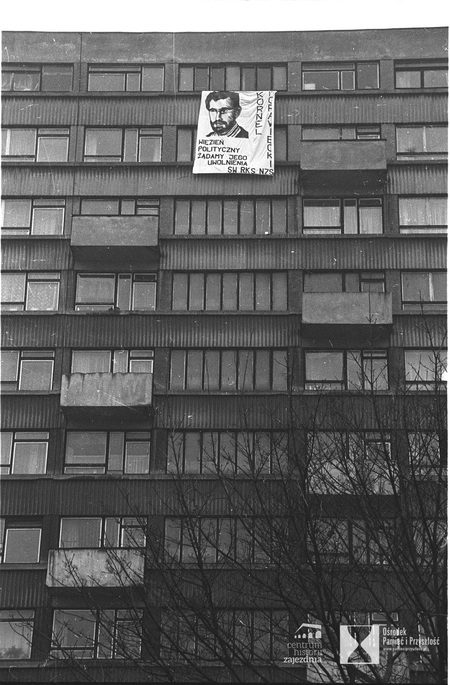 FDEM-688; Wrocław, 14-12-1987. Pl. Grunwaldzki, protest ws. uwolnienia Kornela Morawieckiego i innych więźniów politycznych zorganizowany przez Ruch Wolność i Pokój.