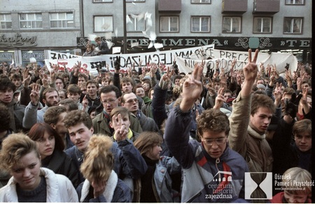 FDEM-596; Wrocław 11-11-1988. Demonstracja w 70 rocznicę odzyskania niepodległości zorganizowana przez Polską Partię Socjalistyczną i Solidarność Walczącą