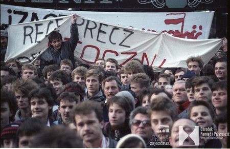 FDEM-597; Wrocław 11-11-1988. Demonstracja w 70 rocznicę odzyskania niepodległości zorganizowana przez Polską Partię Socjalistyczną i Solidarność Walczącą.