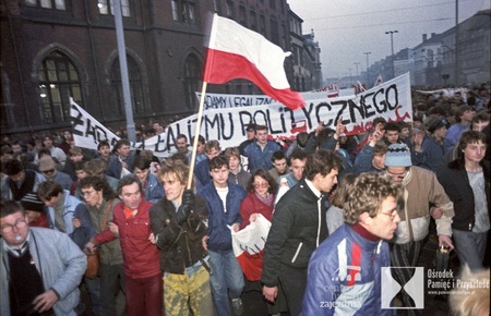 FDEM-598; Wrocław 11-11-1988. Demonstracja w 70 rocznicę odzyskania niepodległości zorganizowana przez Polską Partię Socjalistyczną i Solidarność Walczącą.