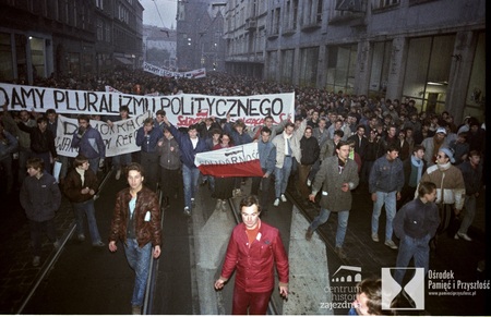 FDEM-599; Wrocław 11-11-1988. Demonstracja w 70 rocznicę odzyskania niepodległości zorganizowana przez Polską Partię Socjalistyczną i Solidarność Walczącą.