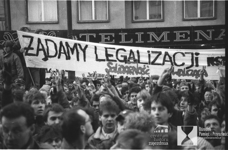 FDEM-4360; Wrocław 11-11-1988. Demonstracja w 70 rocznicę odzyskania niepodległości zorganizowana przez Polską Partię Socjalistyczną i Solidarność Walczącą.
