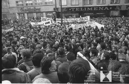 FDEM-4379; Wrocław 11-11-1988. Demonstracja w 70 rocznicę odzyskania niepodległości zorganizowana przez Polską Partię Socjalistyczną i Solidarność Walczącą.