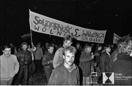FDEM-4534; Wrocław, 08-03-1989. Demonstracja w rocznicę Marca 68 zorganizowana przez NZS i SW (Solidarność Walcząca).