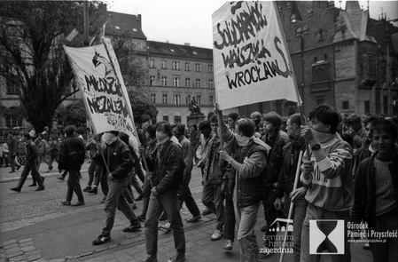 FDEM-1492; Wrocław, 3-05-1989, demonstracja zorganizowana przez SW i FMW (Federacja Młodzieży Walczącej) w święto Konstytucji 3 Maja