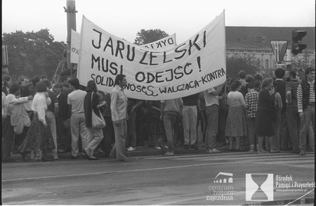 FDEM-5174; Wrocław 22-06-1989. Demonstracja zorganizowana przez PPS i SW przeciw kandydaturze gen. Wojciecha Jaruzelskiego na urząd prezydenta pod hasłem: „Jaruzelski musi odejść”.