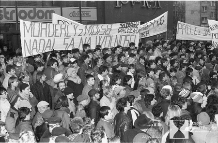 FDEM-1667; Wrocław, 13-12-1989 Manifestacja w rocznicę wprowadzenia stanu wojennego w Polsce zorganizowana przez Solidarność Walcząca, KPN i Federację Młodzieży Walczącej.