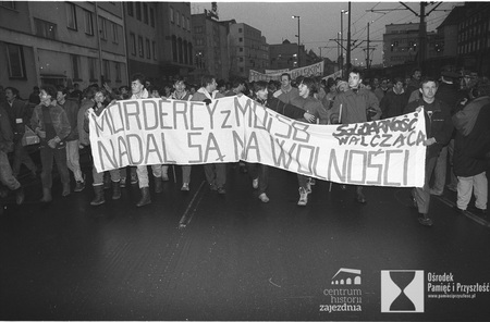 FDEM-1673; Wrocław, 13-12-1989 Manifestacja w rocznicę wprowadzenia stanu wojennego w Polsce zorganizowana przez Solidarność Walcząca, KPN i Federację Młodzieży Walczącej.