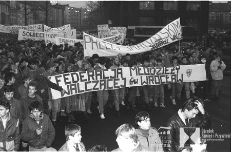 FDEM-1676; Wrocław, 13-12-1989 Manifestacja w rocznicę wprowadzenia stanu wojennego w Polsce zorganizowana przez Solidarność Walcząca, KPN i Federację Młodzieży Walczącej.