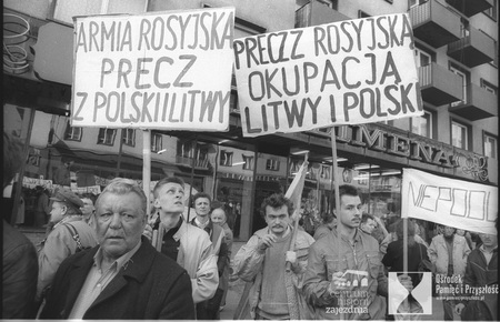 FDEM-2092; Wrocław, 30-03-1990, Demonstracja SW i KPN na rzecz uznania przez rząd Mazowieckiego niepodległości Litwy Fot