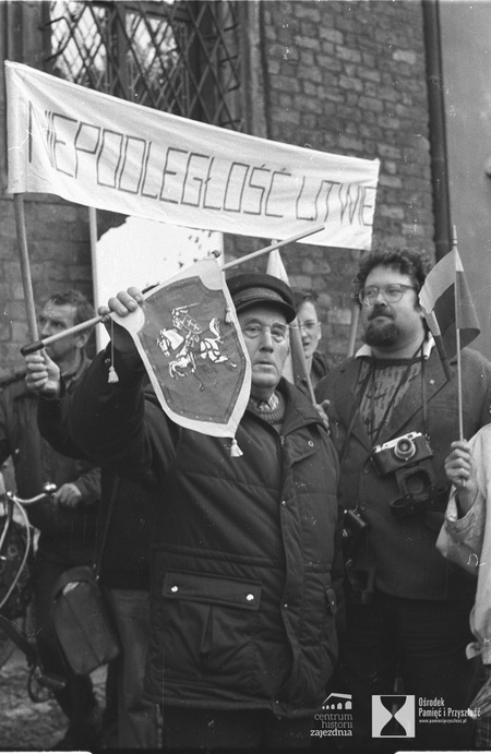 FDEM-6124; Wrocław, 26-04-1990, Demonstracja SW i KPN na rzecz uznania przez rząd Mazowieckiego niezależności i państwowości Litwy (Litewska Rada Najwyższa ogłosiła deklarację niepodległości 11 marca 1990 r.) i przeciw stacjonowaniu armii sowieckiej w Polsce.