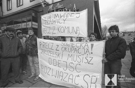 FDEM-6125; Wrocław, 01-03-1990. Demonstracja SW i Partii Nowej Prawicy pod hasłami: „Precz z sowiecka okupacją”, „Jaruzelski musi odejść” i „Rozwiązać SB”.