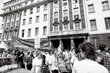 Fotografie autorstwa Stanisława Składanowskiego, przedstawiające członków Solidarności Walczącej podczas manifestacji w związku z wizytą prezydenta USA George&#039;a Busha w PRL w lipcu 1989 r.