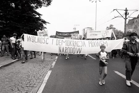 Fotografie autorstwa Stanisława Składanowskiego, przedstawiające członków Solidarności Walczącej podczas manifestacji w związku z wizytą prezydenta USA George&#039;a Busha w PRL w lipcu 1989 r.