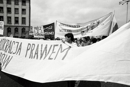 Fotografie autorstwa Stanisława Składanowskiego, przedstawiające członków Solidarności Walczącej podczas manifestacji w związku z wizytą prezydenta USA George&amp;#039;a Busha w PRL w lipcu 1989 r.