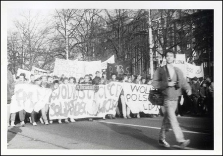 Manifestacja zorganizowana m.in. przez Federację Młodzieży Walczącej i Solidarność Walczącą 11.11.1989 r. Sygn. IPN Sz 0011/2034