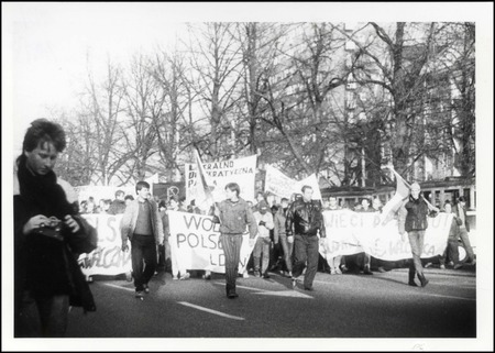 Manifestacja zorganizowana m.in. przez Federację Młodzieży Walczącej i Solidarność Walczącą 11.11.1989 r. Sygn. IPN Sz 0011/2034