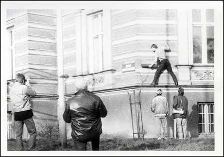 Usunięcie tabliczki z nazwą Pl. Lenina w Szczecinie 11.11.1989 r. Sygn. IPN Sz 0011_2034