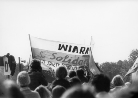 Działacze „Solidarności Walczącej” w czasie mszy św. z udziałem papieża Jana Pawła II w 1987 roku w Gdańsku, IPNLd-16-2-4-11-1