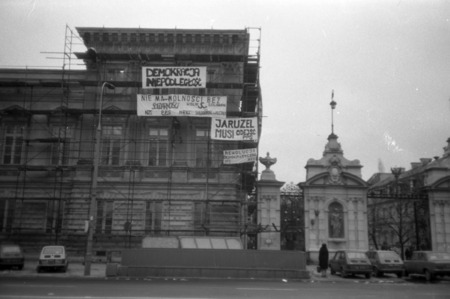 Transparent „Solidarności Walczącej” w czasie demonstracji studentów na Uniwersytecie Warszawskim w 1989 r., autor zdjęcia: Maciej Kossowski, IPNBU-3-9-30-2