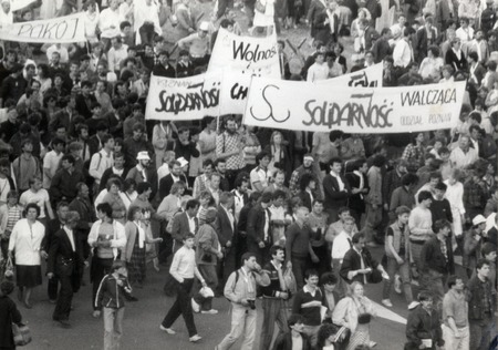 Działacze „Solidarności Walczącej” w czasie mszy św. z udziałem papieża Jana Pawła II w 1987 roku w Gdańsku, IPNGd-7-2-2-75-1