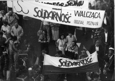 Działacze „Solidarności Walczącej” w czasie mszy św. z udziałem papieża Jana Pawła II w 1987 roku w Gdańsku, IPNGd-7-2-2-81-1