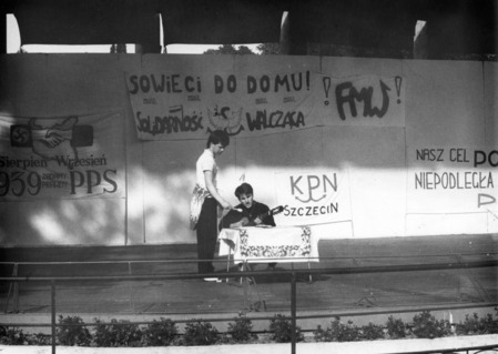 Działacze „Solidarności Walczącej” ze Szczecina podczas manifestacji KPN 17.09.1989 r. w „Teatrze Leśnym” w Szczecinie, IPNSz-3-9-1-4