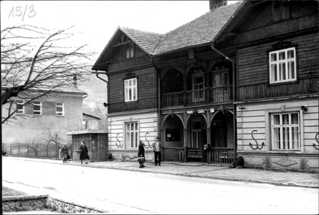 Zdjęcia z zasobu archiwalnego Oddziału IPN w Krakowie przedstawiające napisy SW w Osielcu i przy drodze z Jordanowa do Osielca,